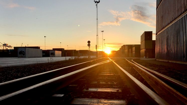 Järnvägen går rakt in i terminalen. Fotograf är André Saloranta som arbetar i Pampusterminalen på Norrköpings Hamn där fotot är taget.