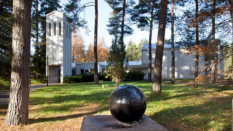 S:t Eskils kyrkogård med sin vackra krematorieanläggning har sin plats på historiskt intressanta Tumboåsen i Eskilstuna. Bild: Svenska Kyrkan