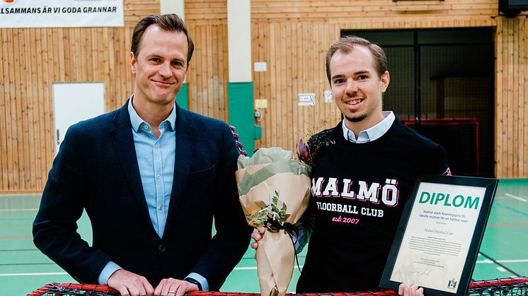 Miljönämndens ordförande Simon Chrisander (L) delade ut priset som mottogs av Jakob Wikenstål, tillförordnad ordförande i Malmö Floorball Club.