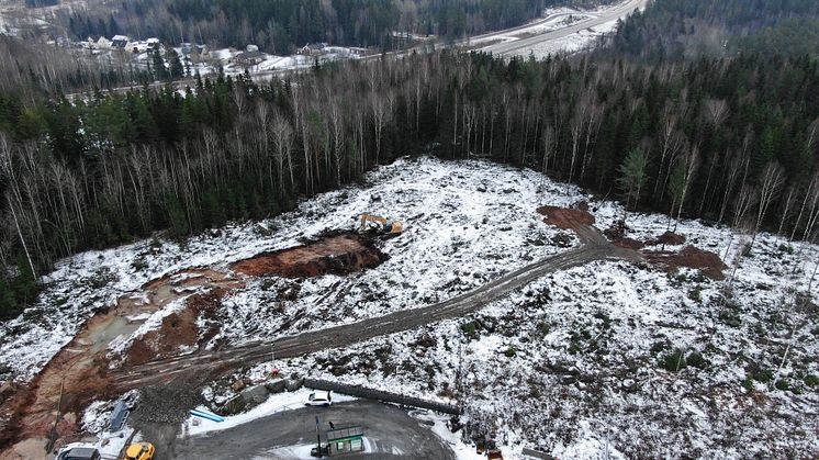 Den nya laddstationen växer fram intill tankstationen för biogas på Mosserudsområdet.