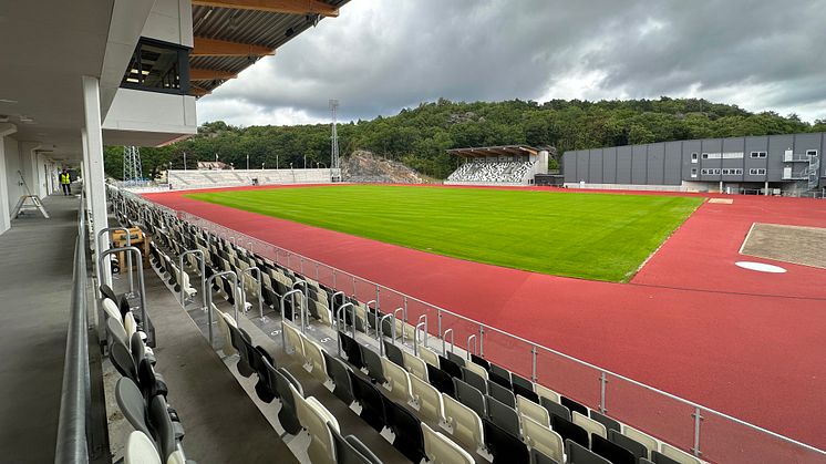Nu inviger vi Uddevallas nya arena Rimnersvallen! Arenan har cirka 4 000 läktarplatser och är byggd för att klara standardkraven för parasport, SM i friidrott och Superettan för fotboll. 