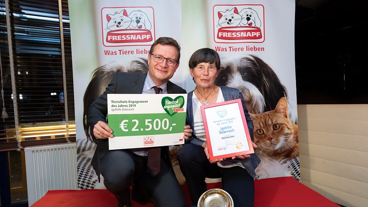 Hermann Aigner übergibt den Preis an die Obfrau des Vereines Igelhilfe Österreich