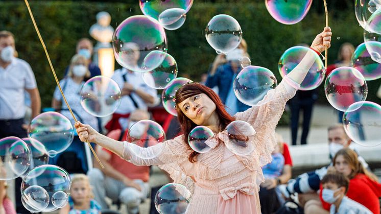 Eine bunte Mischung aus Musik, Gauklerei, Schauspielerei, Artistik und viel Phantasie gibt es bei zahlreichen Veranstaltungen in Brandenburg. So auch bei der Potsdamer Schlössernacht. Foto: Michael Cemens. 