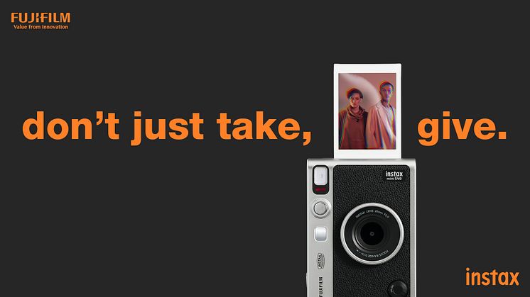 En Instant Evo-lusjon: Det unike instax mini Evo Hybrid instantkamera – tilgjengelig Februar 2022.