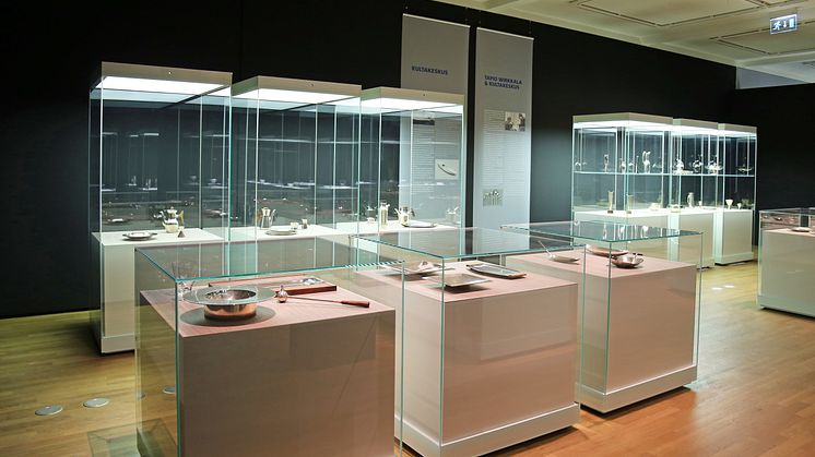 Blick in die Ausstellung "TAPIO WIRKKALA. Finnisches Design - Glas und Silber"