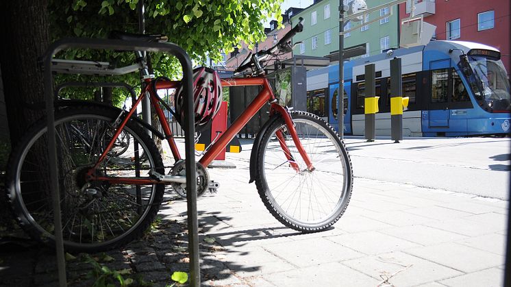 Cykel får tas med under en provperiod på Tvärbanan men andra resenärer och resenärer med barnvagn, rullator eller rullstol har alltid företräde.