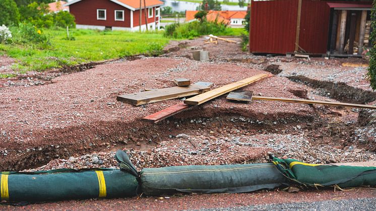 Sparbanken hjälper bygden efter skyfallen – betalar självrisken åt drabbade hushåll