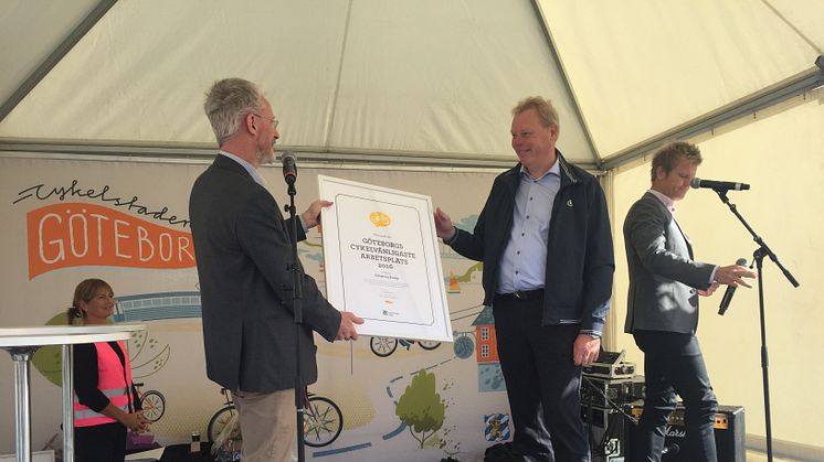Björn Gustafsson, programansvarig på Göteborg Energi tar emot utmärkelsen "Göteborgs cykelvänligaste arbetsplats" av trafikdirektör Stefan Eglinger.