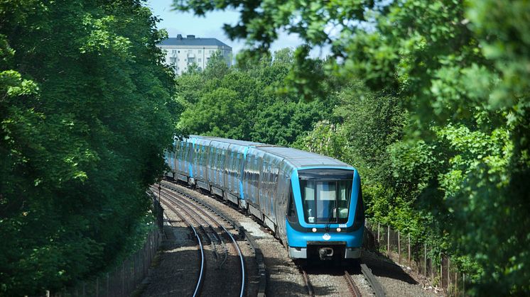 Tunnelbanetåg i sommargrönska