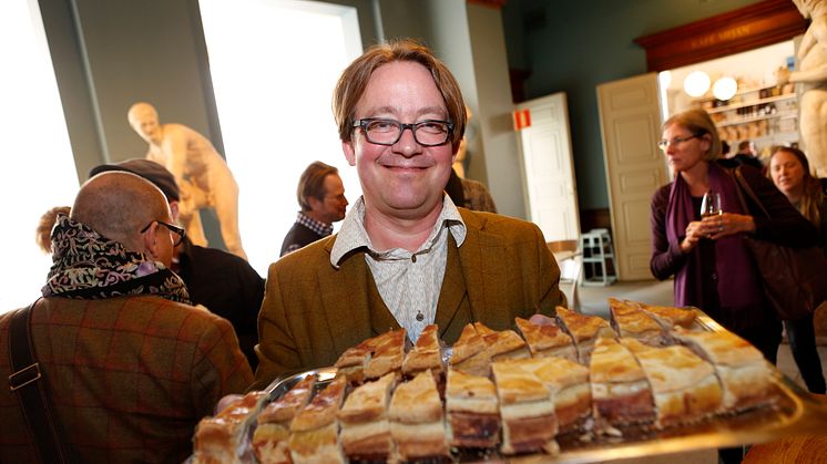 Jens Linder med ett fat engelsk pork pie på Svenskt Kötts pressträff om svensk gris