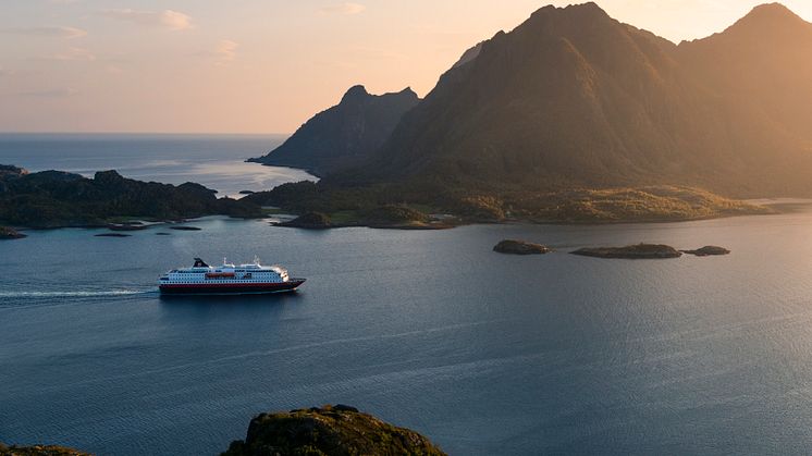 By the anniversary year of 2023, MS Kong Harald will be converted to a modern hybrid ship, cutting CO2 emissions by 25 per cent. Here from the Lofoten islands in Northern Norway.  Photo: Stian Klo / Hurtigruten Norway