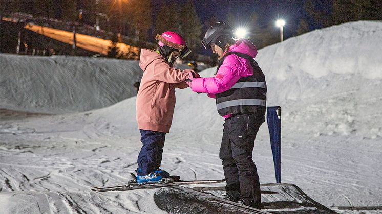 Att lära sig raila är Jackies utmaning under kvällens träning – tryggt i ledare Nathalies armar. Foto: Alicia Mårtensson, Svart Pist Publishing AB.