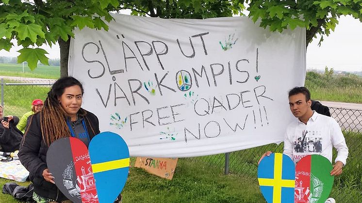 Qaders vänner utanför förvaret i Åstorp.