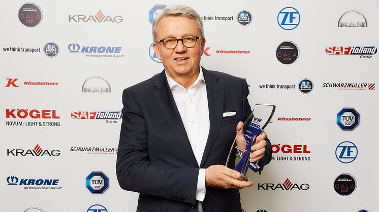 Peter Hornig, Geschäftsführer Scania Deutschland Österreich, nimmt für Scania Ecolution die Auszeichnung VR Award 2020 entgegen.