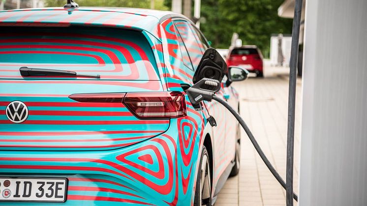 Volkswagen Sverige och Jämtkraft inleder ett samarbete för att kunna erbjuda elbilsägare att ladda bilen med förnybar el.