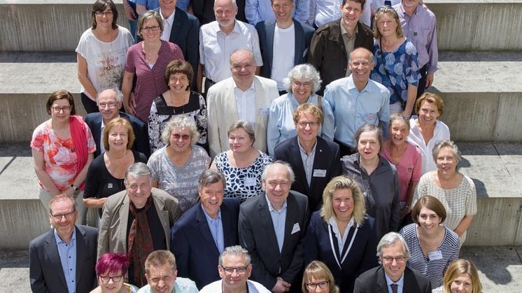 Konferenz-TeilnehmerInnen: Prof. Dr. Dolores Sanchez Bengoa (4. Reihe, 3.v.li.).