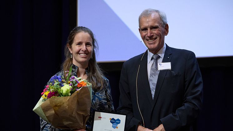 Formand for Torkil Holm fonden, professor emer. Klaus Bock, overrækker Torkil Holm Prisen til lektor Sophie R. Beeren (foto: Tom Jersø)