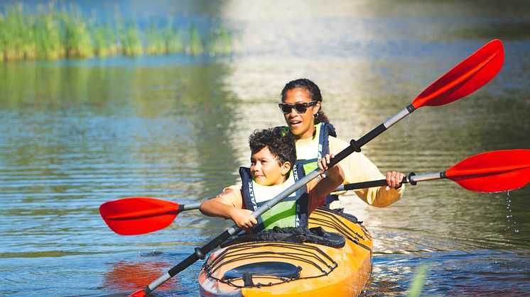 Kajakpaddling i Kållandsö skärgård. Foto: Linnéa Gustafsson