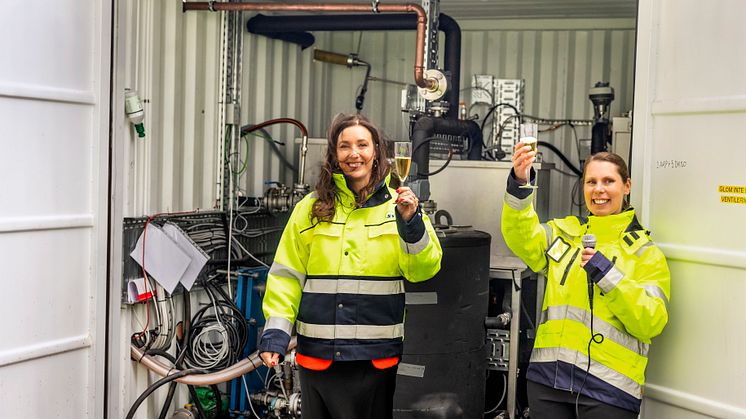 Vd Malin Dahlroth och forskare Helena Svensson vid pilotanläggningen i ett blåsigt Malmö Foto: Andreas Offesson