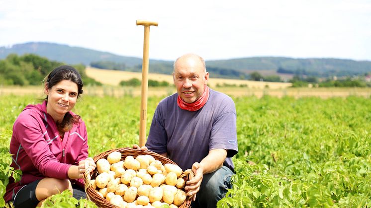 Anastasia Rempel und Frank Radu zeigen auf dem Acker bei Jesberg die ersten Richeröder Frühkartoffeln dieser Saison. Ihre besonders zarte Schale und der intensive Geschmack zeichnen die festkochenden Kartoffeln der Sorte Anuschka aus.