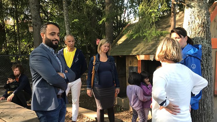 Abdullah Alsabeehg (AP), Hans Olav Syversen (KrF), Guri Melby (V) og Heidi Nordby Lunde (H) snakker med daglig leder Guro Lund Eriksen i Rudshøgda Kanvas-naturbarnehage.