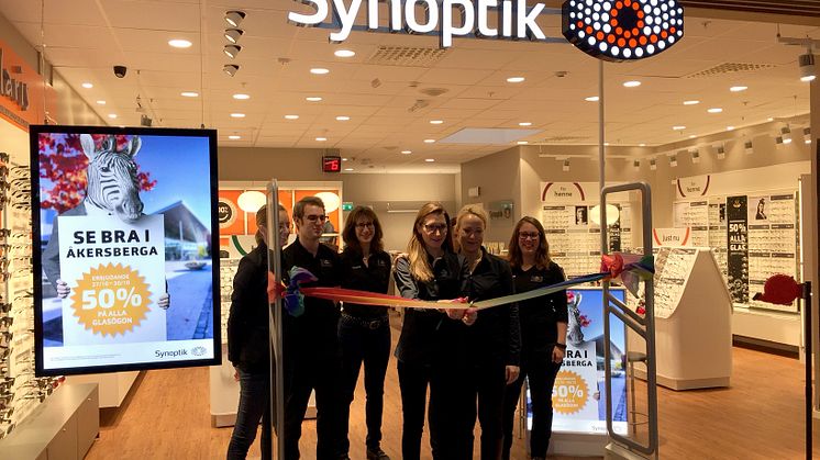 I samband med att Synoptik öppnar butik i Åkersberga invigs även en lokal glasögoninsamling till optikkedjans biståndsorganisation, Optiker utan gränser. 
