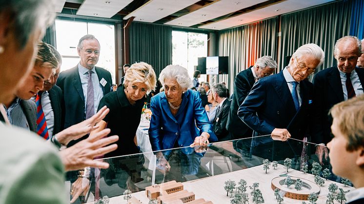 Vorstandsvorsitzende der Stiftung Louisenlund, Ingeborg Prinzessin zu Schleswig-Holstein, erklärt ihrer Mutter, Marie Alix Herzogin zu Schleswig-Holstein, das Model mit den Neubauvorhaben.