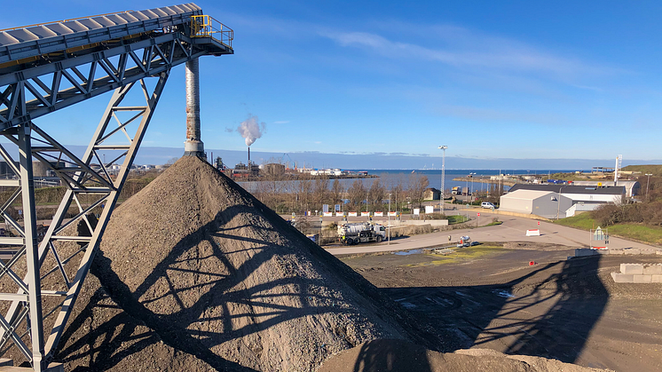 Slaggrus är ett klimatpositivt alternativ till jungfruliga material som framställs ur den rest som uppkommer vid förbränning av avfall vid Sysavs avfallskraftvärmeverk.