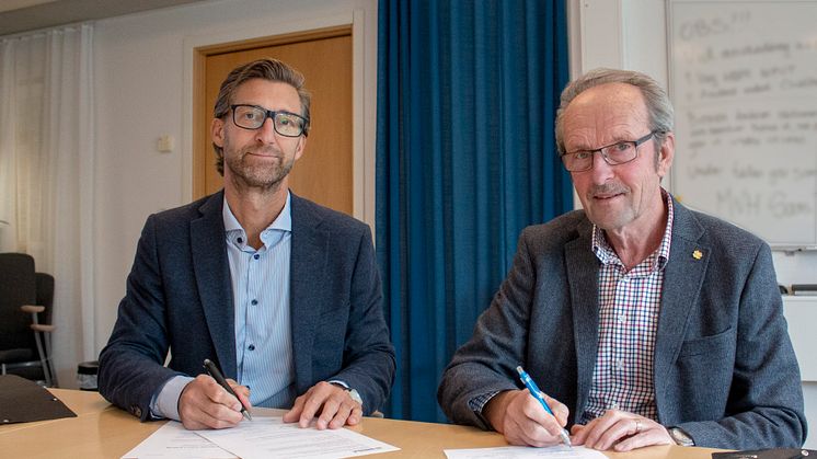 Johan Mellbring (tv), ny vd NVAA och Tommy Lundqvist (C) (th), ordförande i NVAA skriver under anställningsavtal.