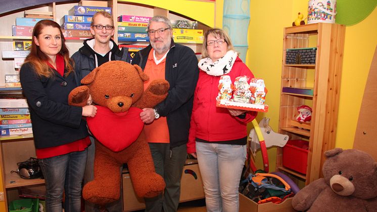 Susan Hilbert, Sven Geier, Bernd Stahlrut und Ines Scholl im Geschwisterzimmer während der Spendenübergabe