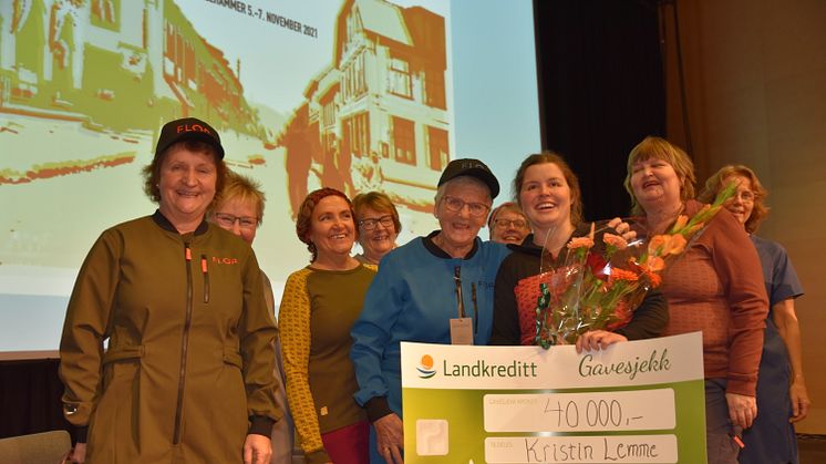 Kristin Lemme fikk med seg bygdekvinnene fra Bjørgum Bygdekvinnelag til å vise fram de flotte klærne fra Flor. Foto: Helle Cecilie Berger.