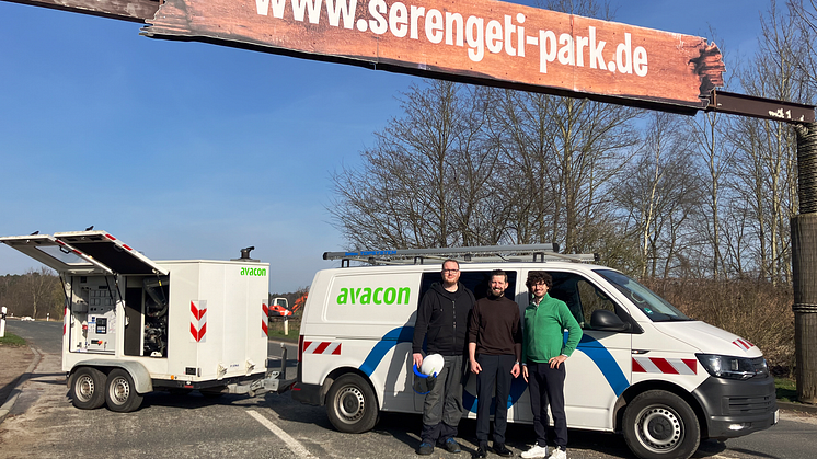 V.l.n.r.: Tim Duensing (Avacon), Johannes Schlemermeyer (Avacon), Dario Sepe (Serengeti-Park)