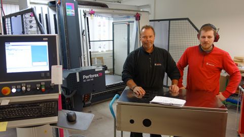 Bedre ergonomi og økonomi er afgørende, fortæller Pelle Bjurhagen og Johannes Frederiksson fra Addiva, der her ses foran Perforex bearbejdningsmaskine. 