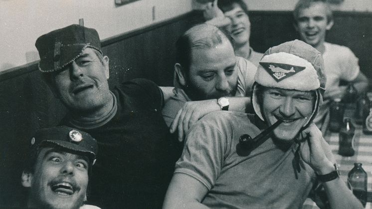 (Foto: Finn Knudsen, 1971) Højt humør og kammeratskab på det danske polarskib NELLA DAN, der sejlede forsyninger og mandskab til Antarktisk. Ny udstilling på M/S Museet for Søfart om fællesskab og eventyr. 