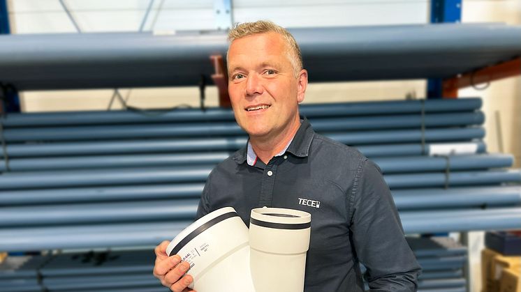 Jonas Elfborg, produktchef på TECE, visar Poloplasts nya Monotec-muff.