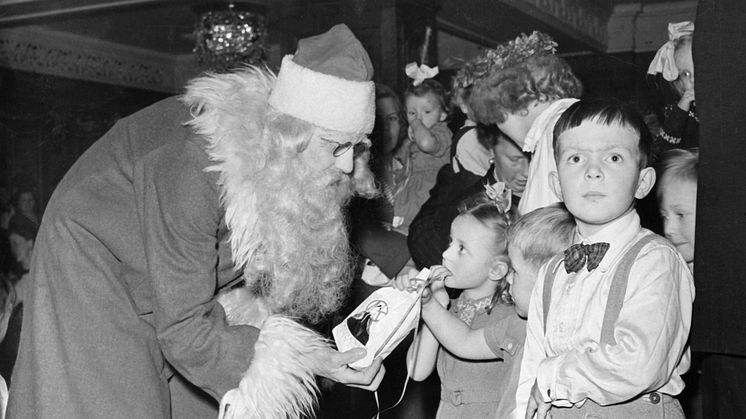 Varifrån kommer jultomten och varför delar tomten ut gåvor? Museets etnolog Jonas Engman ger klarhet kring julfirandet. Foto: Nordiska museet.