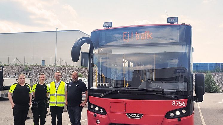 Keolis och Bilprovningen intill en nybesiktad buss på väg till Ukraina Foto: Bilprovningen