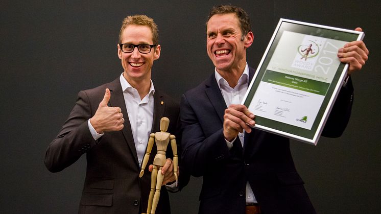 Endlich ein Woody für Kebony! Große Freude bei Deutschlandchef Marcell Bernhardt und Vertriebskollege Stephan Knipping.