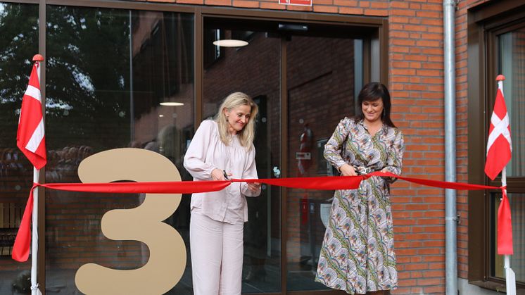 Borgmester Lone Jakobi og sundheds- og indenrigsminister Sophie Løhde klipper den røde snor til det nye sundhedshus.