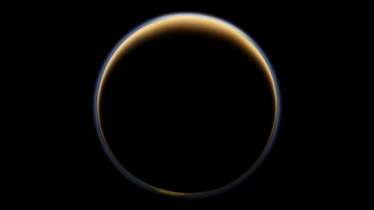 Tätheten i Titans yttre atmosfär varierar med den 11-åriga solcykeln