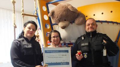 Mandy Dounz und Marcel Neumann von der Bundespolizei übergaben stolz den Spendenscheck an Kerstin Stadler vom Kinderhospiz Bärenherz