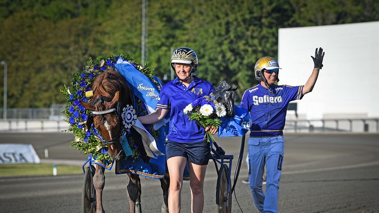 Björn Goop och Moni Viking efter den känslosamma segern i Åby Stora Pris förra året. Foto: Malin Albinsson.