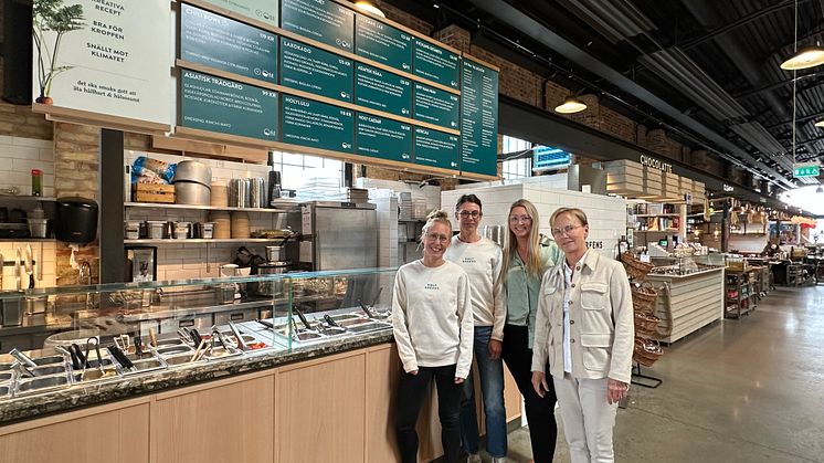 bemt besöker butik inför nytt serviceavtal med Holy Greens på Malmö Saluhall. Från vänster: Elin Ryberg och Sofia Köhl (Holy Greens) samt Emmilie Olsson och Åsa Hättmark (bemt AB).