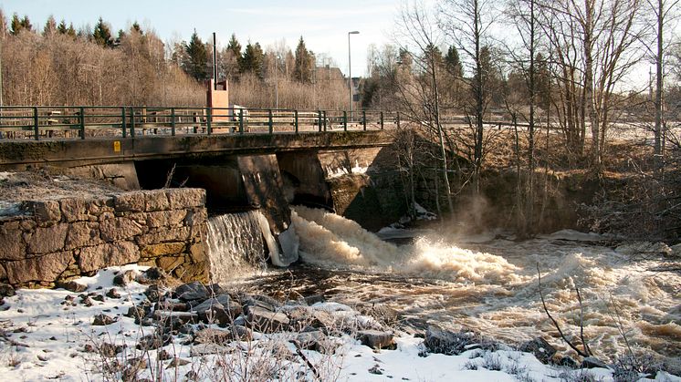 Med förnybar el gör vi ett miljöriktigt val. Här är dammluckorna vid Lillfors vattenkraftverk i Storfors, där förnybar el produceras.