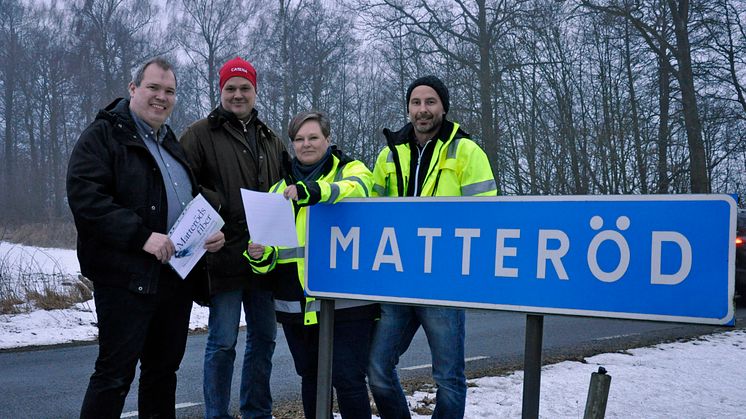 Fr v: Pelle Svensson och Henrik Nilsson från Matteröds fiber, Pernilla Rydmark, fibersamordnare, och Håkan Nilsson, tekniker, från Hässleholms kommun.