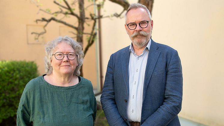 Eva Ströman (S), ordförande i Valnämnden och Johan Hellsten, valchef i Örebro kommun. Foto: Örebro kommun