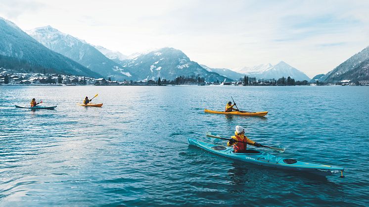 Dave Storey von der Kajakschule Hightide mit einer Gruppe auf dem Brienzersee © Schweiz Tourismus Fotograf Lorenz Richard