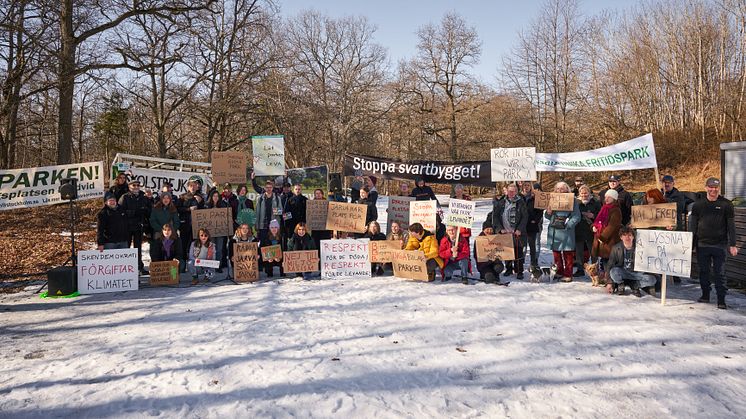 Klimataktivister står upp mot Stockholms stads förstörelse av Järva DiscGolfPark, och kräver att Stockholms politiska ledning stoppar begravningsbygget som påbörjats utan nödvändiga tillstånd.