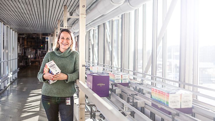 Jenny övervakar produktion av Löfbergs nya Equality-kaffe som når butikerna vecka 8. Kommer bl.a. att finnas på ICA, City Gross och Matrebellerna.. 