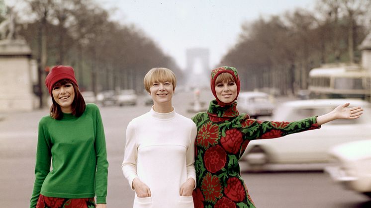 Katja Geiger, Katja of Sweden, omgiven av två av sina modeller i Paris. Foto: Björn Larsson Ask/Bonnierarkivet.